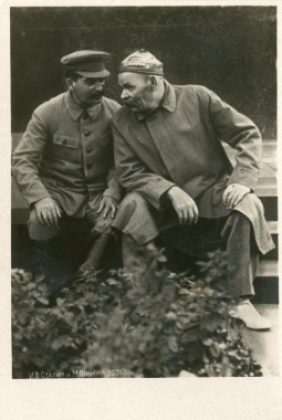 И.В. Сталин и М. Горький. Почтовая карточка. Издательство Союзфото. 1935.