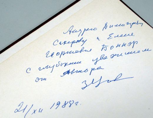 Взяла брата за член, лишь бы не мешал разговаривать с любимым Взяла брата за член, лишь бы не мешал разговаривать с любимым