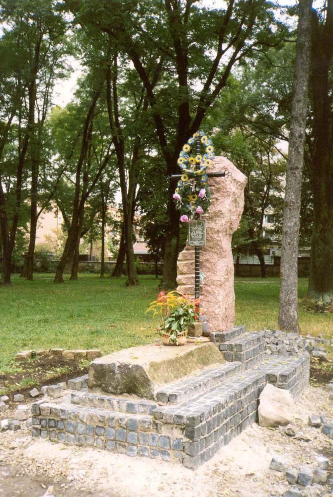 Номер фотографии 1 : Памятник депортированным в 1939 - 1952 гг. : Центральный парк : *                                                  : фотограф И. Федущак                                        