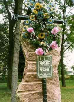 Номер фотографии 2 : Памятник депортированным в 1939 - 1952 гг. : Центральный парк : Фрагмент памятника : фотограф И. Федущак