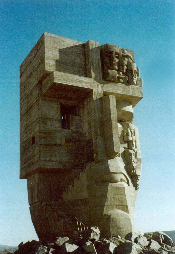 Номер фотографии 1 : Монумент «Маска Скорби» : у подножия сопки Крутая : фотограф К. Казаев