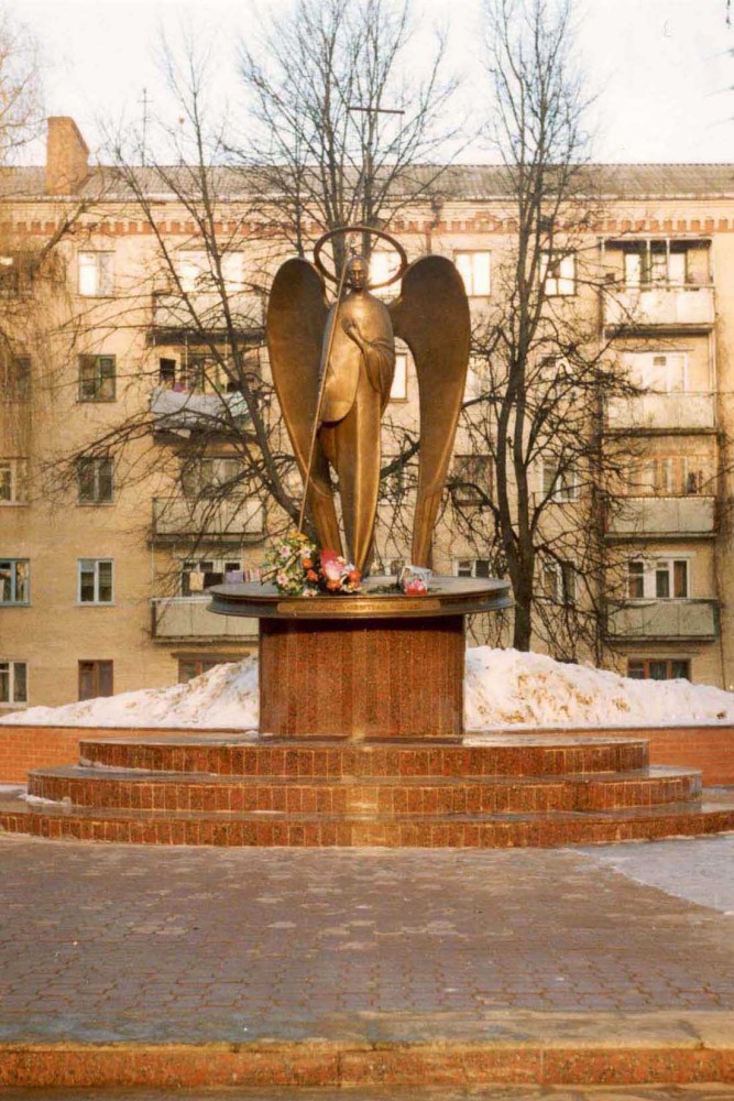 Номер фотографии 1 : Мемориал «Ангел Скорби» : площадь возле здания областной Прокуратуры : *                                                  : фотограф И. Федущак                                        