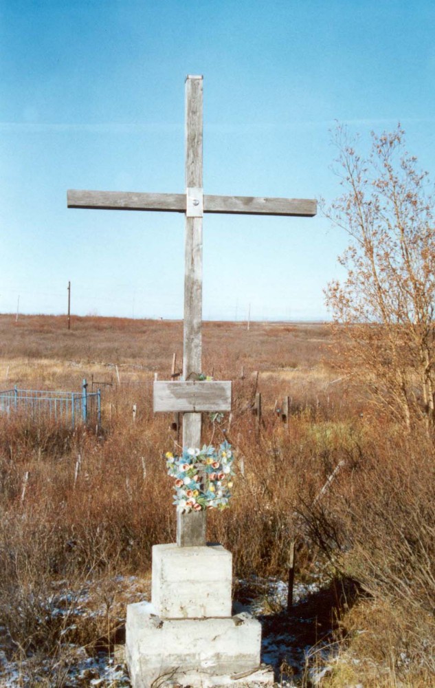 Номер фотографии 1 : Памятный крест жертвам политических репрессий : мемориальное кладбище у шахты «Юр-Шор» (бывшая шахта № 29) : фотограф В. Полянский