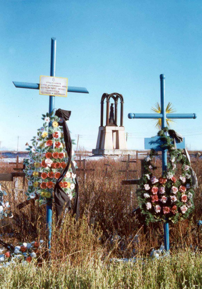 Номер фотографии 1 : Памятный крест жертвам коммунистического террора : мемориальное кладбище у шахты «Юр-Шор» (бывшая шахта № 29) : фотограф В. Полянский