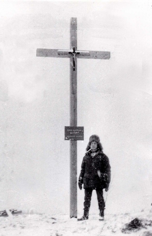 Номер фотографии 1 : Поклонный крест на месте бывшего центрального морга Абезьского лагеря : 
