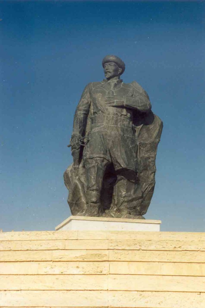 Фотография 2 : Памятник репрессированному Т. Альниязову и стена скорби по жертвам репрессий