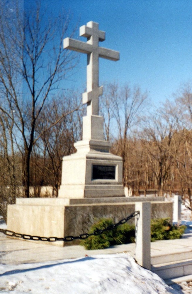 Номер фотографии 1 : Поклонный крест жертвам репрессий : у входа на старое городское кладбище