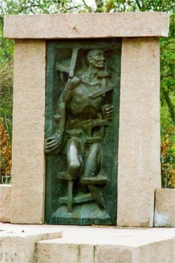 Номер фотографии 1 : Памятник жертвам коммунистического режима : центральное кладбище : Фрагмент. Бронзовый барельеф : фотограф Д. Мойсов