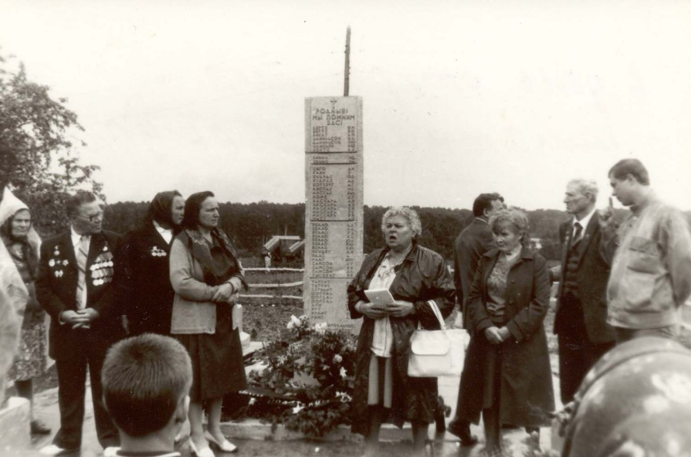 Номер фотографии 1 : Памятник эстонцам, погибшим в годы репрессий : дер. Боровушка Тогучинского р-на