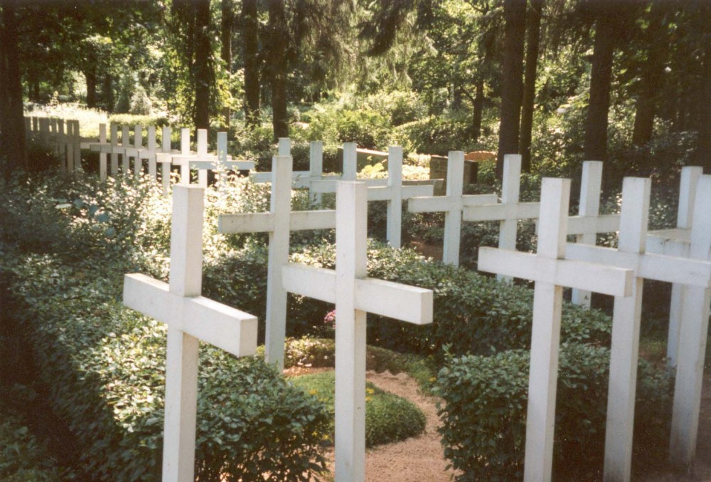 Номер фотографии 1 : Мемориал «Белые кресты» - перезахоронение расстрелянных в Рижской тюрьме в 1941 г. : 1-е Лесное кладбище : *                                                  : фотограф И. Лейтис                                         