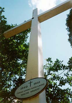 Номер фотографии 3 : Мемориал «Белые кресты» - перезахоронение расстрелянных в Рижской тюрьме в 1941 г. : 1-е Лесное кладбище : Фрагмент : фотограф И. Лейтис   