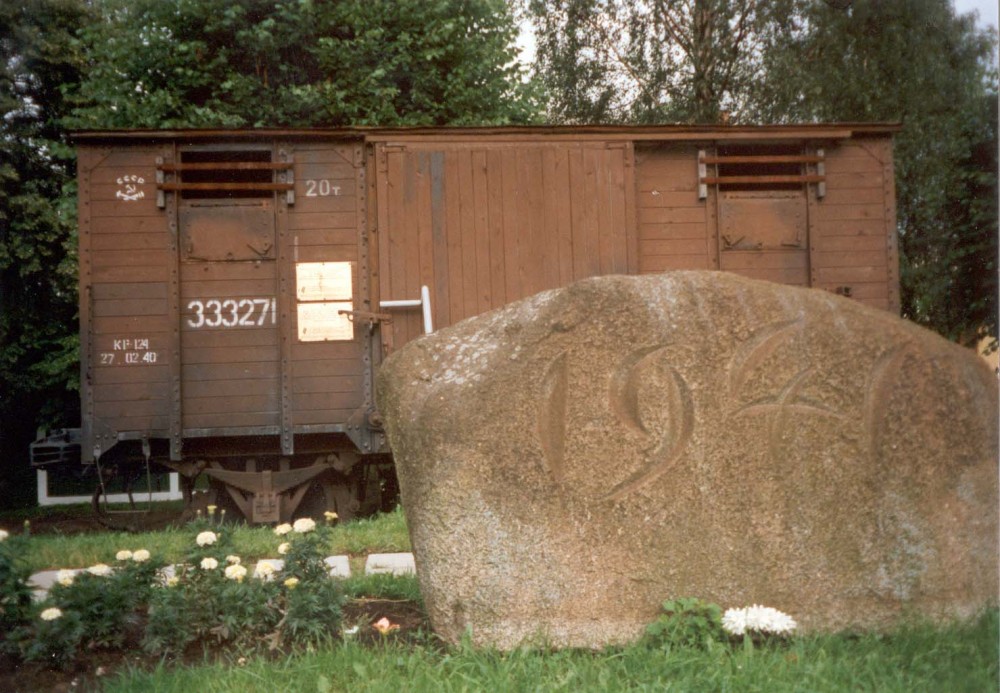 Номер фотографии 1 : Памятник гражданам Латвии, депортированным 14 июня 1941 г. : железнодорожная станция Торнякалнс : *                                                  : фотограф И. Лейтис                                         
