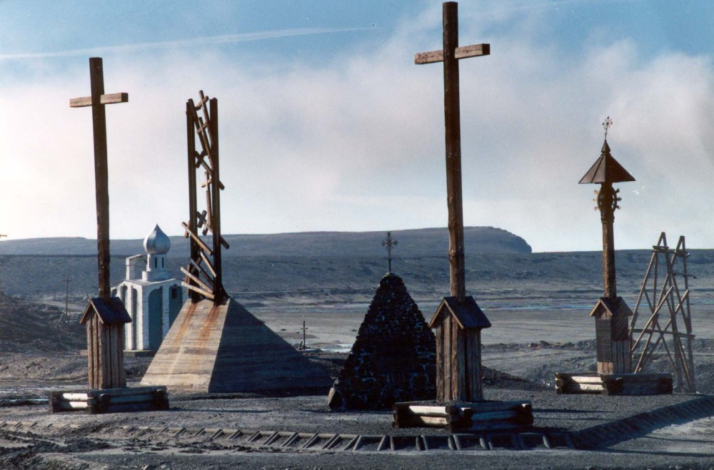 Номер фотографии 1 : Мемориал прибалтам - заключенным Норильлага : подножие горы Шмидта (на месте перезахоронения) : фотограф В. Бровкин