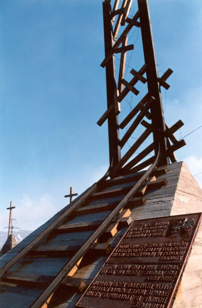 Номер фотографии 1 : Памятник полякам, погибшим в  в годы репрессий в Норильске и других местах принудительных работ : подножие горы Шмидта (на месте перезахоронения) : фотограф В. Бровкин