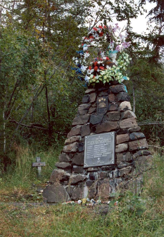 Номер фотографии 1 : Памятник прибалтийским офицерам, погибшим в Норильлаге : берег озера Лама, на месте лагерного кладбища : фотограф В. Бровкин
