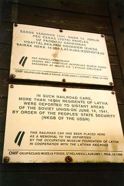 Номер фотографии 2 : Памятник гражданам Латвии, депортированным 14 июня 1941 г. : железнодорожная станция Торнякалнс : Таблички на вагоне : фотограф И. Лейтис