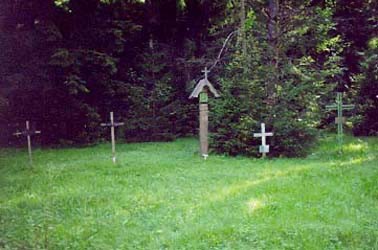 Номер фотографии 1 : Памятный крест расстрелянным литовцам : 0,5 км  по шоссе на дер. Дуброва, справа от шоссе : Кресты и часовенка на месте расстрелов : фотограф Н. Дейнега, В. Вергей