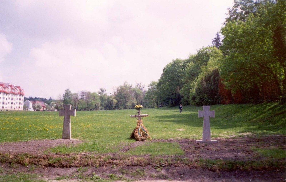 Номер фотографии 1 : Памятные знаки на месте перезахоронений жертв репрессий : Лычаковское кладбище (Марсово поле) : фотограф И. Федущак