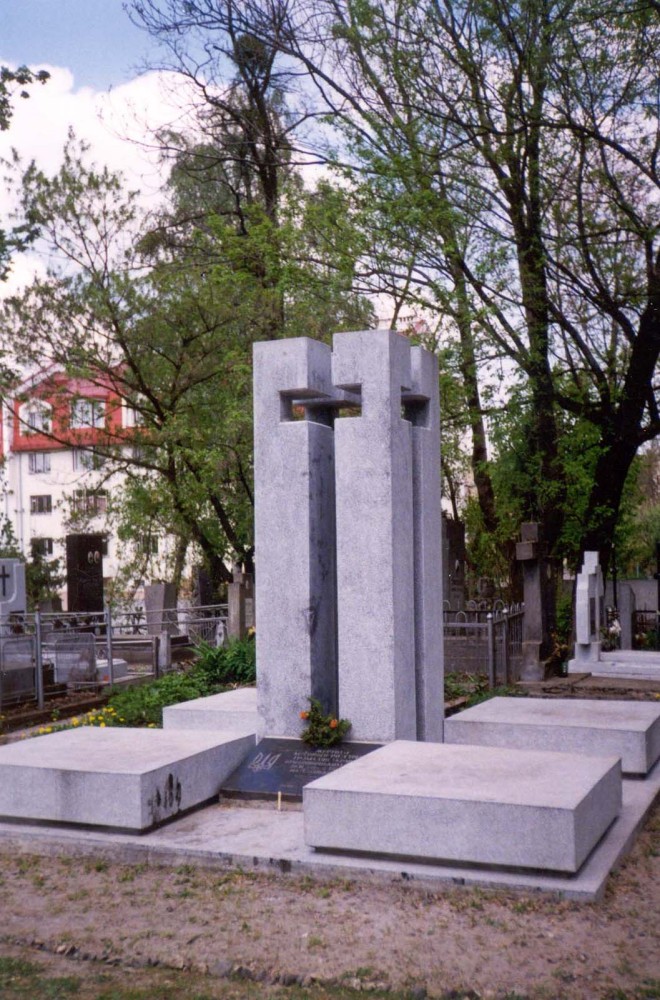 Номер фотографии 1 : Памятник на братской могиле : Лычаковское кладбище : *                                                  : фотограф И. Федущак                                        