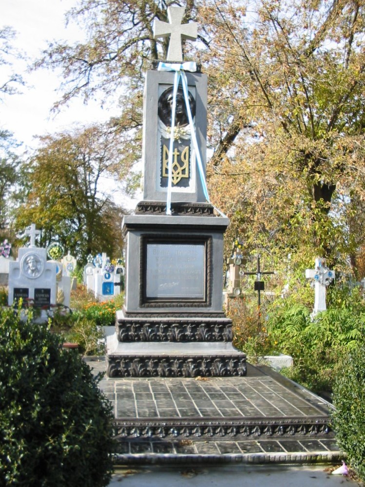 Номер фотографии 1 : Памятник жертвам депортаций из Закерзонья : ул. Богуна, кладбище : фотограф В. Федущак