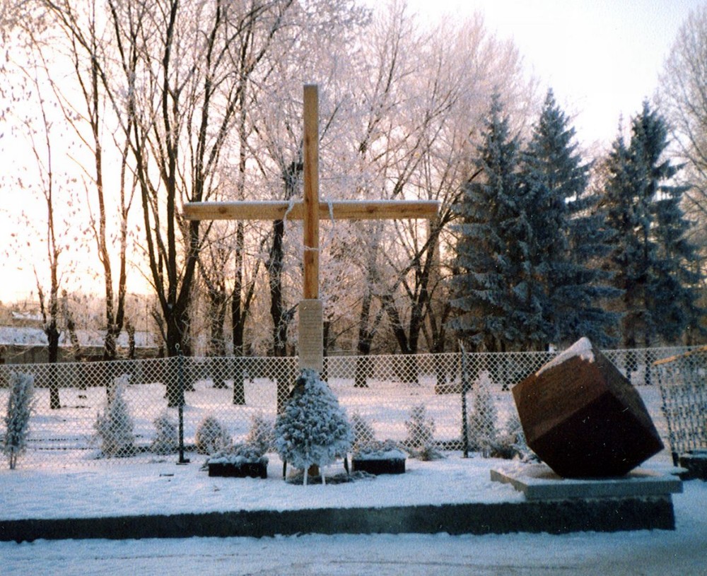 Номер фотографии 1 : Закладной знак мемориального комплекса жертвам репрессий и голодоморов : пр. Чорновола, 41 : фотограф В. Федущак