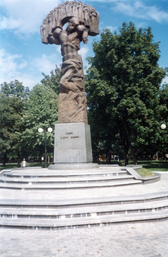 Номер фотографии 1 : Монумент борцам за волю Украины : пл. Вичева : фотограф В. Федущак