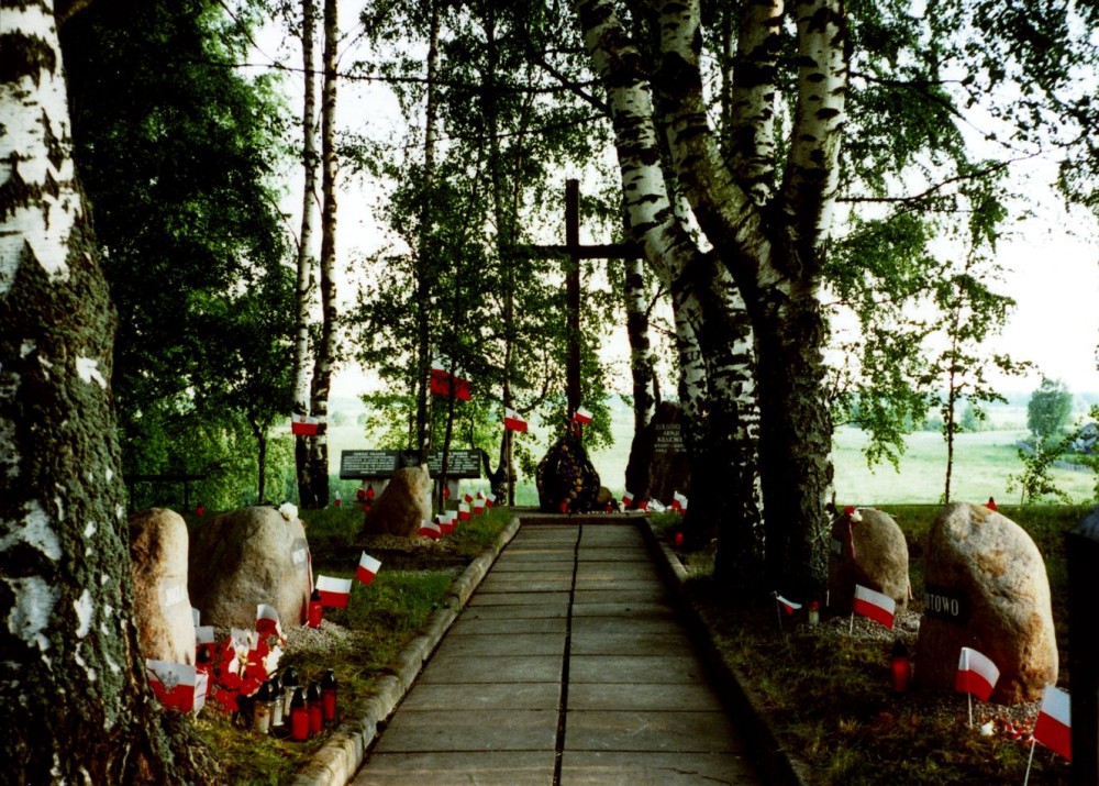 Номер фотографии 1 : Мемориал в честь воинов Армии Крайовой : на месте бывш. расположения лагпункта лагеря №270 ГУ по делам военнопленных и интернированных