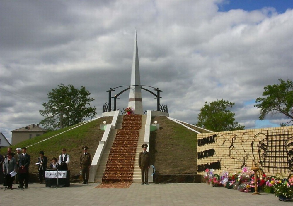 Номер фотографии 1 : Мемориал жертвам политических репрессий : пос. Карабалык, бульв. Молодежный : фотограф Т. Макарова