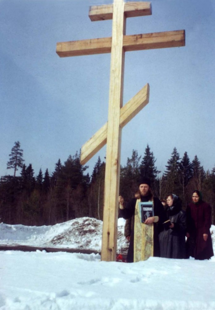 Номер фотографии 1 : Поклонный крест в память о расстрелянных в 1920 -1930-е гг. : пос. Нижний Чов на окраине города, в поле, у шоссе Сыктывкар - Эжва - Ухта