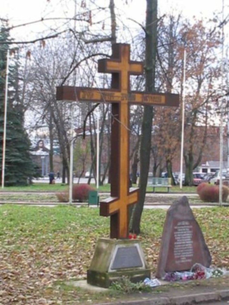 Номер фотографии 1 : Поклонный крест на месте разрушенного в 1935 г. Спасо-Преображенского собора : пл. Революции : фотограф В. Шарипова
