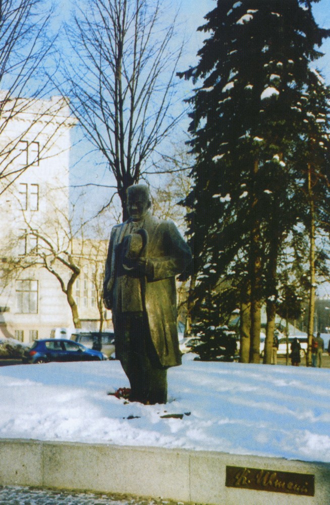 Номер фотографии 1 : Памятник Карлису Улманису - президенту Латвии в 1936-1940 гг. : центр, напротив здания, где К. Улманис жил во время правления Латвией : фотограф Альбом 