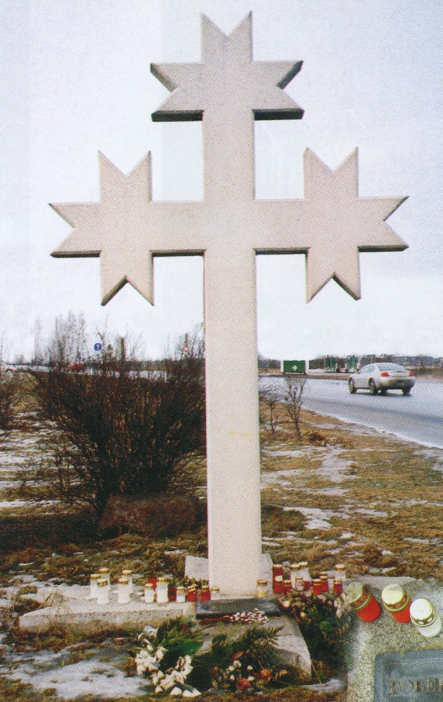 Номер фотографии 1 : Памятник жертве Дней баррикад : у моста в городском районе Вецмилгравис