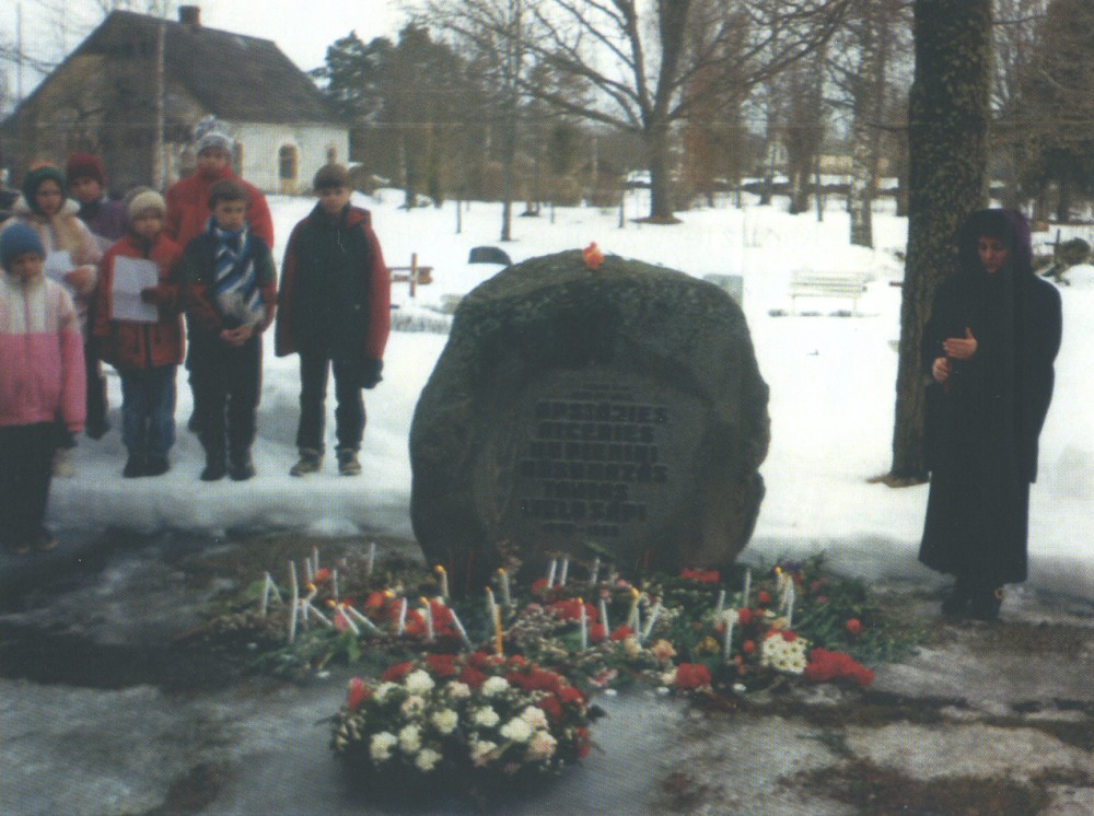 Номер фотографии 1 : Памятый знак пострадавшим от репрессий : Алуксненский р-н, волость Гауйиенес, кладбище