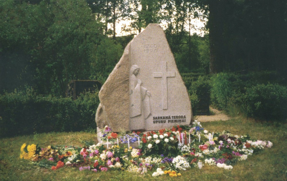 Номер фотографии 1 : Памятник жертвам красного террора : Цесиский р-н, волость Раунас
