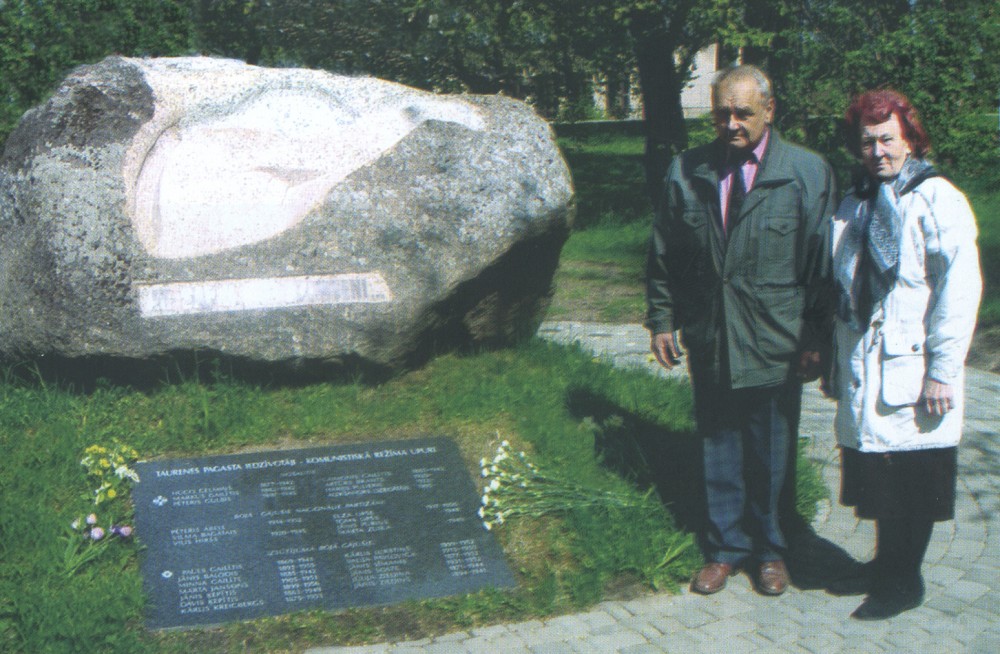 Номер фотографии 1 : Памятник жертвам коммунистического режима : Цесиский р-н, волость Таурене, г. Таурене