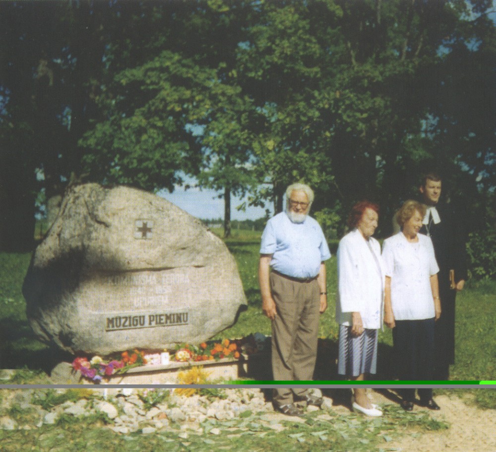 Номер фотографии 1 : Памятный знак жертвам коммунистического режима : Цесиский р-н, волость Друсту