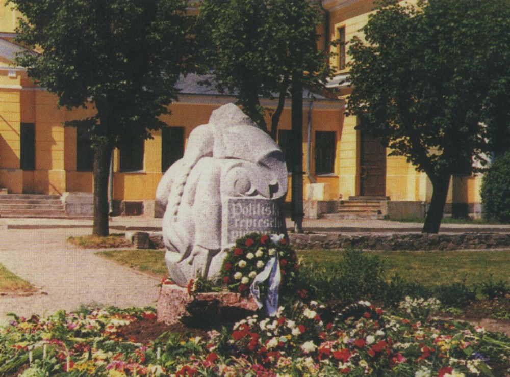 Номер фотографии 1 : Памятник жертвам политических репрессий : у станции железной дороги