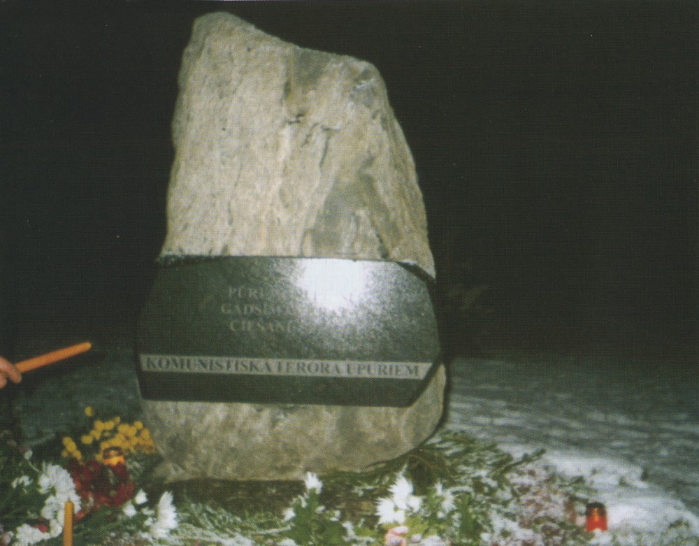 Номер фотографии 1 : Памятный знак жертвам коммунистического террора : Мадонский р-н, волость Вестиенас, г. Вестиена, в парке у школы