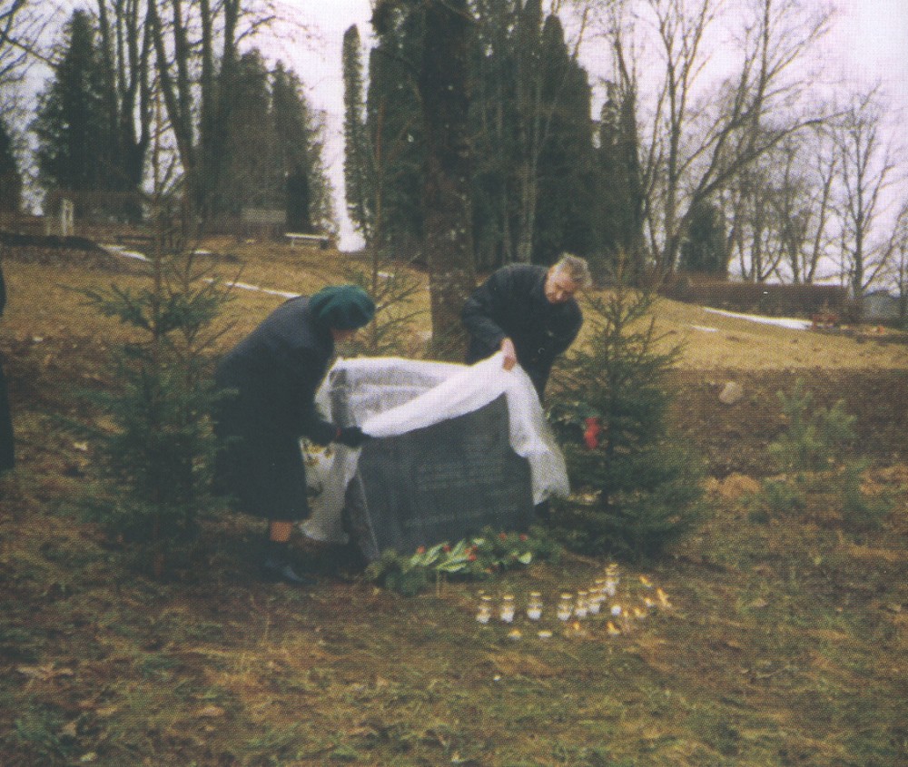Номер фотографии 1 : Памятный знак пострадавшим от беззакония и репрессий коммунистического режима : Мадонский р-н, волость Берзаунес, на кладбище