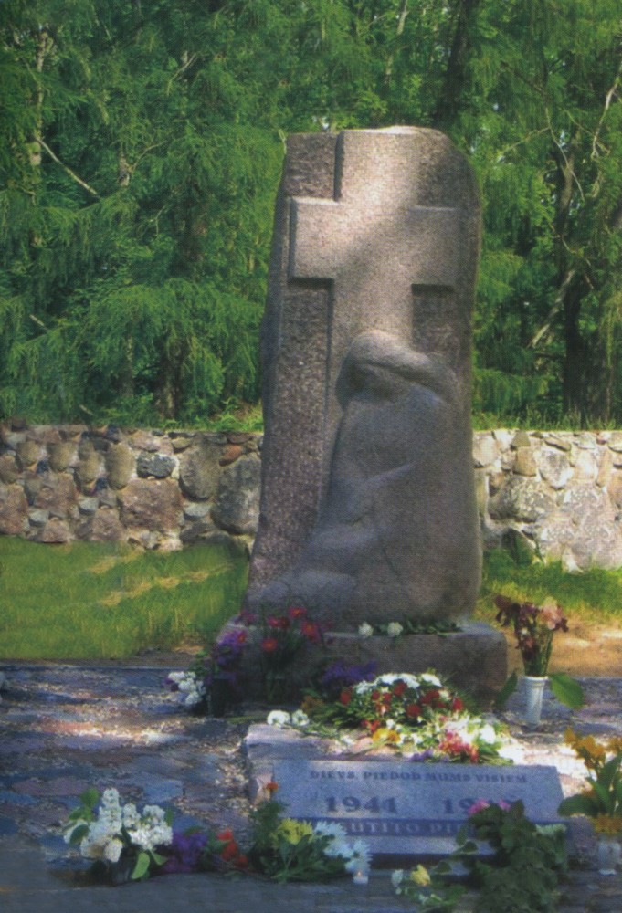 Номер фотографии 1 : Памятник высланным на чужбину : Мадонский р-н, Цесвайне, в церковном саду