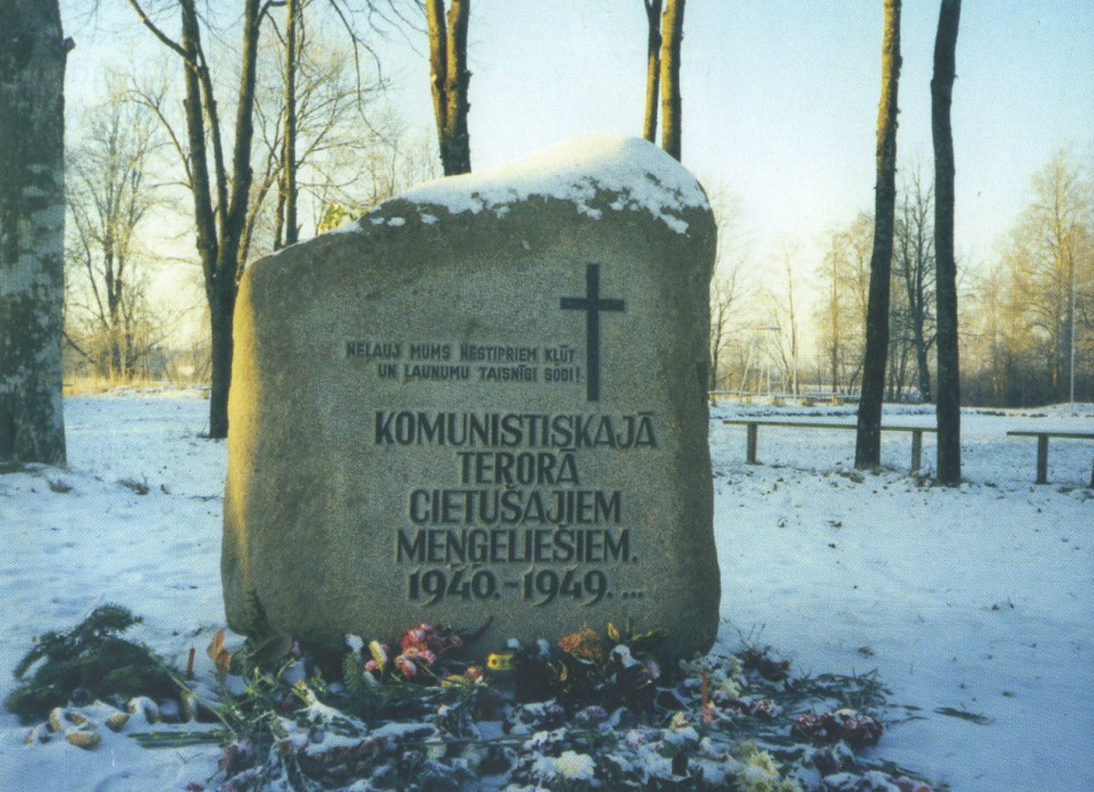 Номер фотографии 1 : Памятный знак пострадавшим от коммунистического террора : Огрский р-н, Менгеле