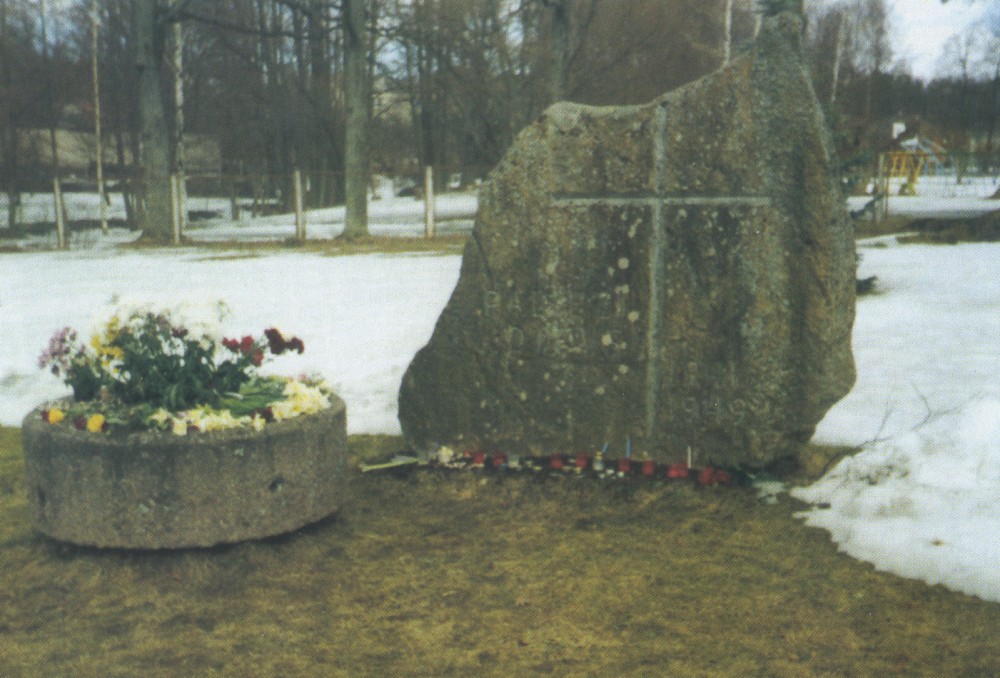 Номер фотографии 1 : Памятный знак пострадавшим от репрессий 1941 - 1949 гг. : Рижский р-н, Саулкрастос, в церковном саду