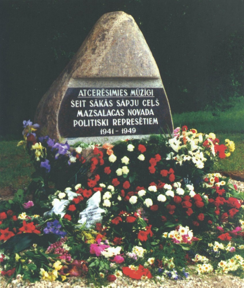 Номер фотографии 1 : Памятный знак жертвам политических репрессий : Валмиерский р-н, Мазсалацас