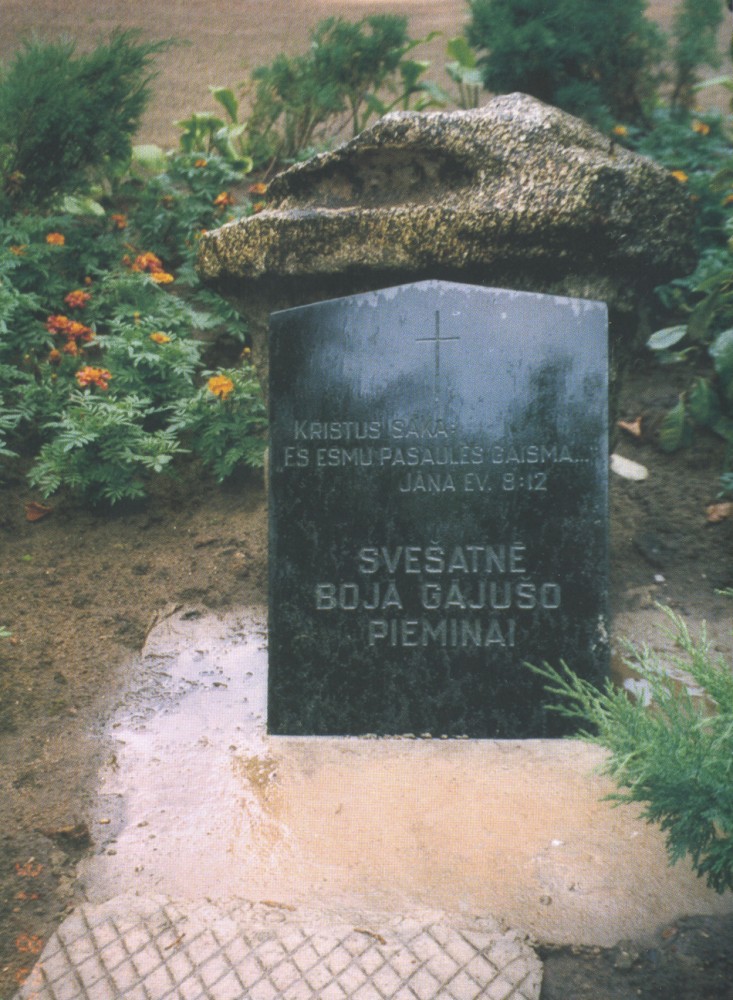 Номер фотографии 1 : Памятный знак угнанным на чужбину : Валмиерский р-н, г. Валмиера, кладбище