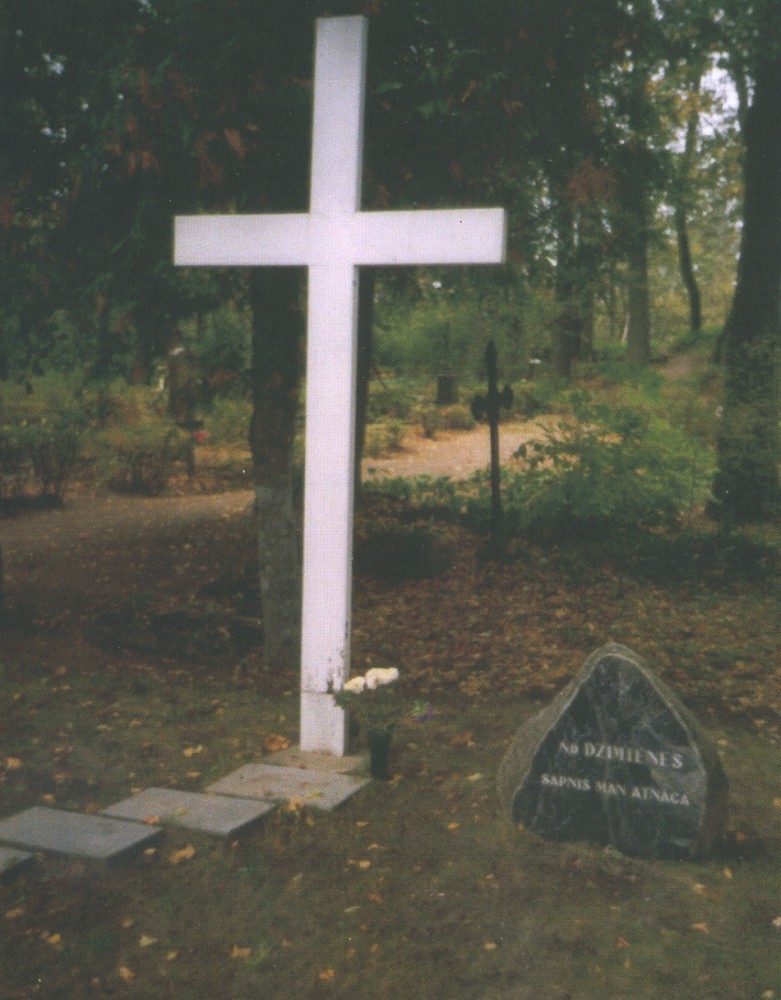 Номер фотографии 1 : Памятный знак жертвам репрессий коммунистического режима : Валмиерский р-н, Диклю, кладбище