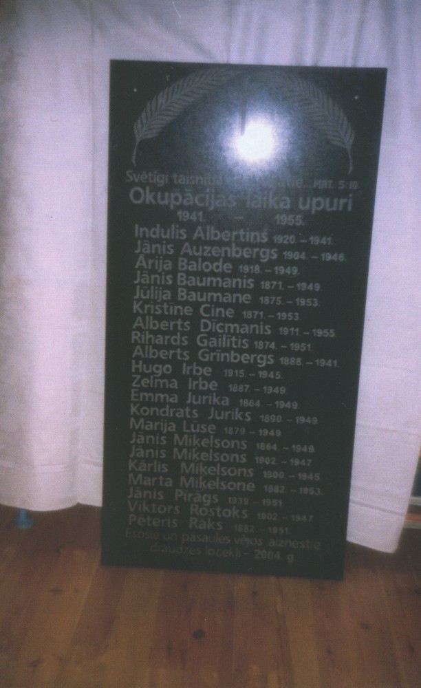 Номер фотографии 1 : Памятная доска погибшим репрессированным : Валмиерский р-н, Диклю, в церкви