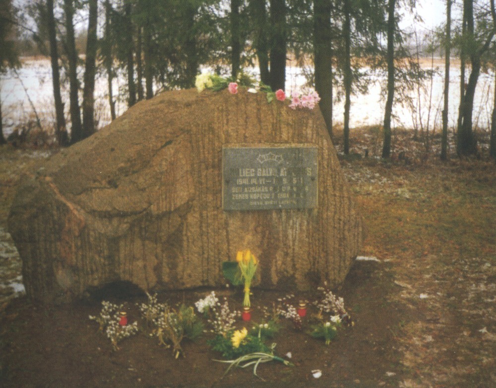 Номер фотографии 1 : Памятный знак репрессированным : Кулдигский р-н, волость Ранькю, у бывшего здания волостного правления