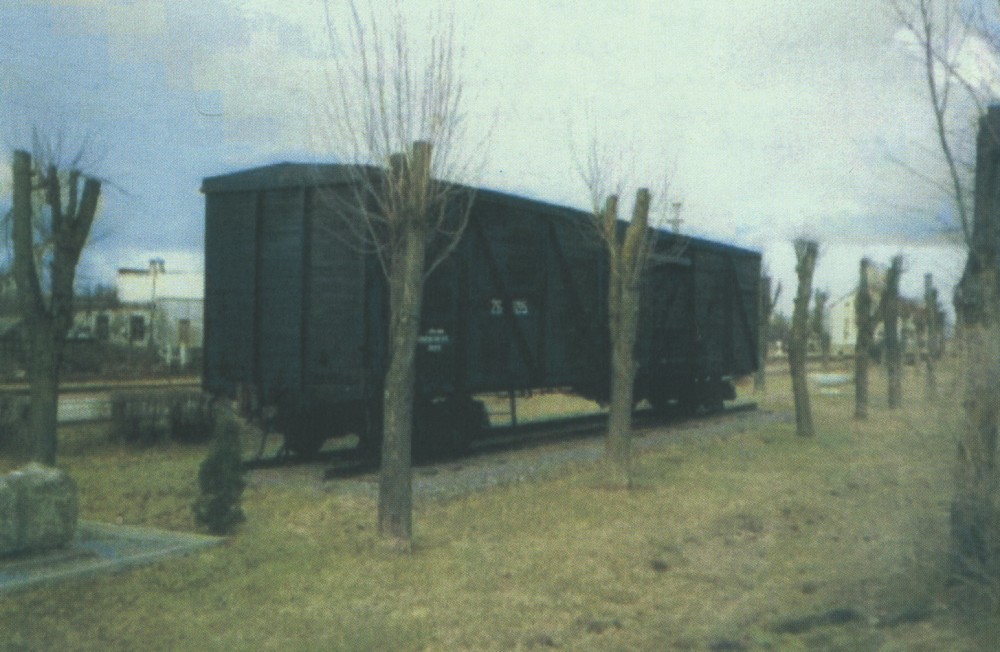Номер фотографии 1 : Вагон-музей памяти депортаций : Кулдигский р-н, г. Скрунда, на станции железной дороги