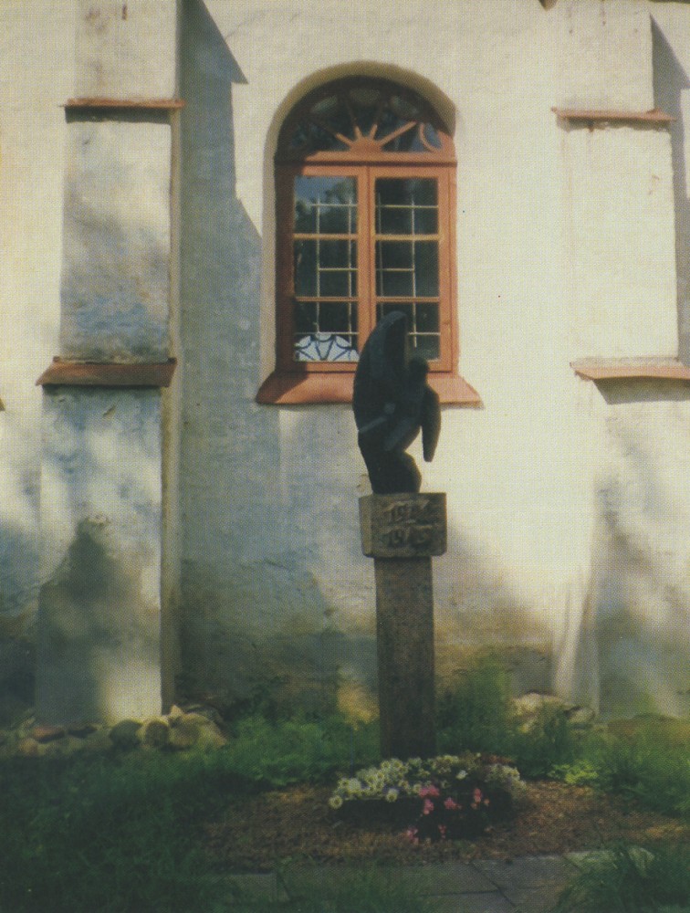 Номер фотографии 2 : Памятник пострадавшим от репрессий : Лиепайский р-н, г. Дурбе, у церкви