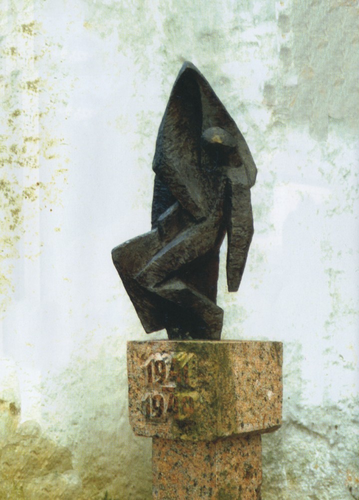 Номер фотографии 1 : Памятник пострадавшим от репрессий : Лиепайский р-н, г. Дурбе, у церкви